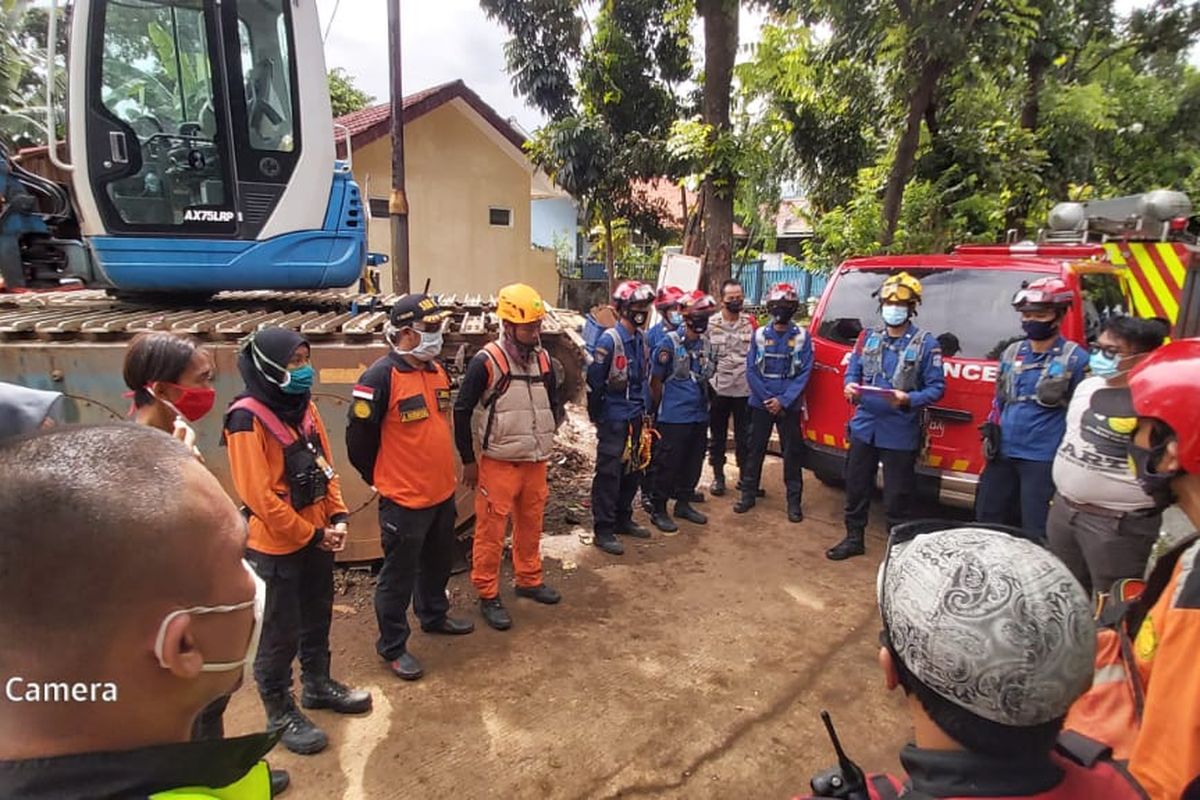 Tim SAR gabungan melanjutkan pencarian bocah yang diduga hanyut ke Kali Mampang, Pela Mampang, Mampang Prapatan, Jakarta pada Senin (2/11/2020) pagi.