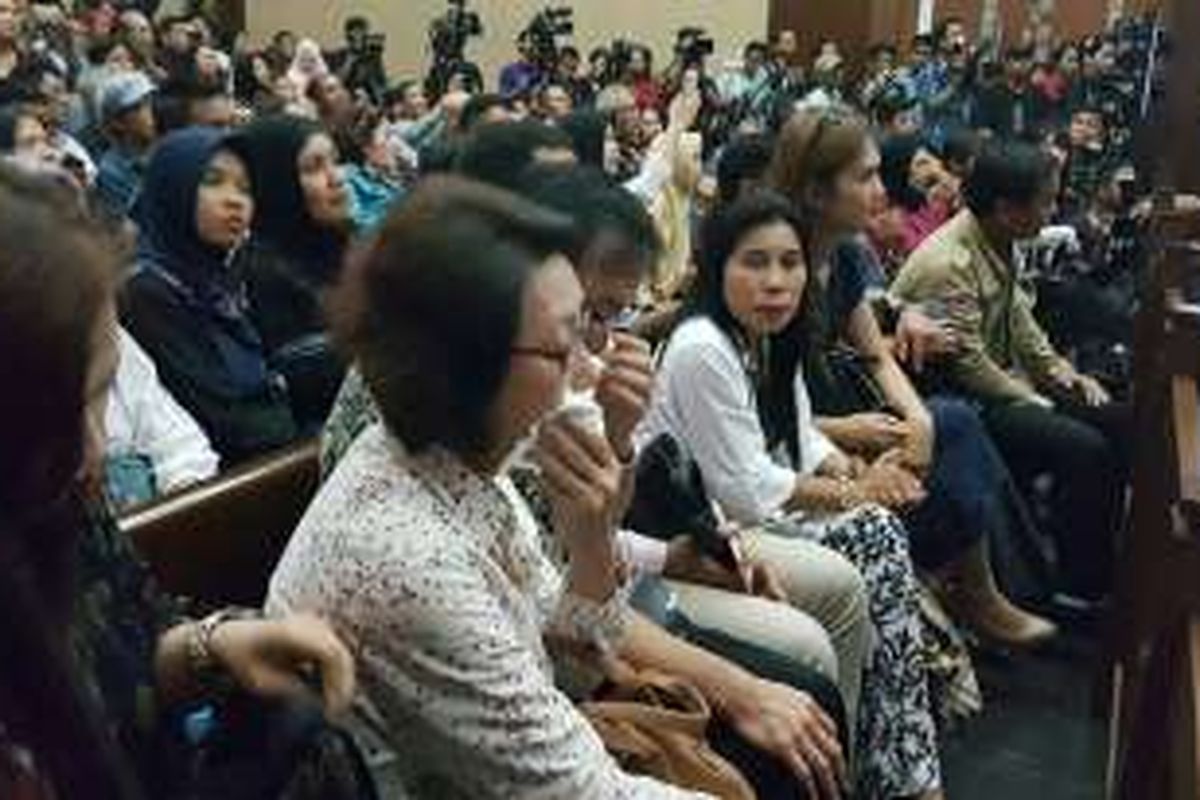 Imelda Wongso, Ibu dari Jessica saat mendatangi persidangan di PN Jakarta Pusat, Senin (5/9/2016).