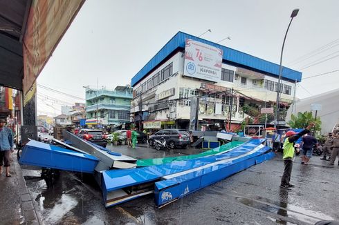 Hujan Angin, Gapura 8 Meter di Pasar Lama Roboh dan Timpa Motor hingga Becak