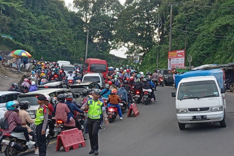 Kemacetan di jalur Puncak Pass Cianjur imbas pemberlakuan one way sejurus peningkatan jumlah pengunjung ke kawasan Puncak, Minggu (30/4/2023)