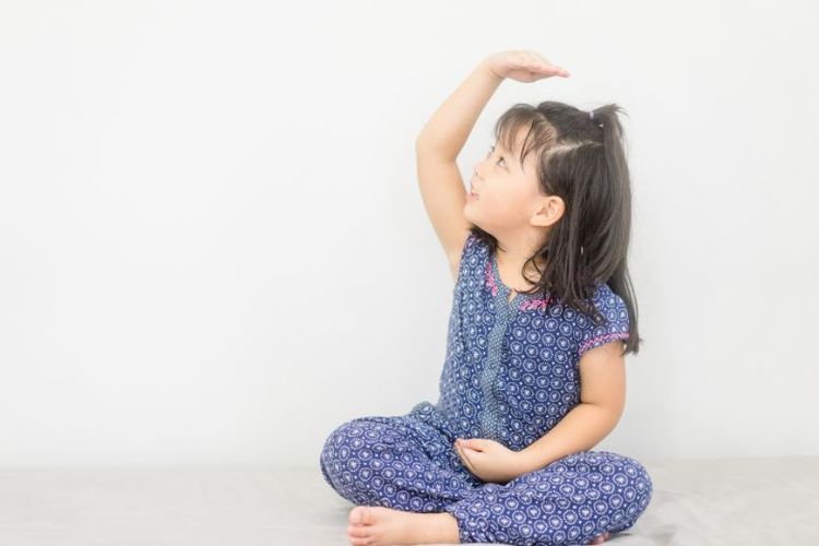 Menggunakan bahasa tubuh saja tanpa berbicara adalah salah satu ciri-ciri speech delay pada anak.