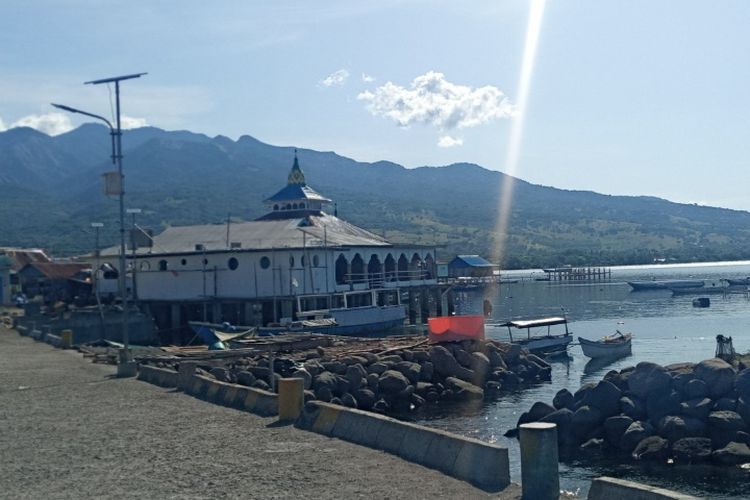 Foto: Masjid terapung An-Nur di perkampungan nelayan Wuring, Kelurahan Wuring, Kecamatan Alok Barat, Sikka. 