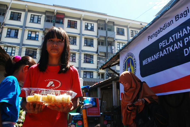 Seorang anak membawa tanaman hidroponik yang dibuatnya dalam pelatihan hidroponik di Ruang Kreativitas Anak Tanah Ombak, Kampung Purus, Padang, Sumatera Barat, Minggu (16/7/2017).