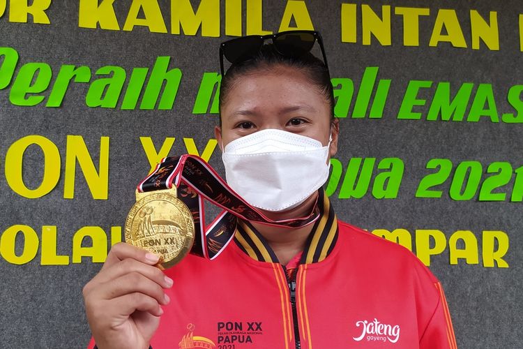 Atinna Nur Kamila Intan Bahtiar di rumahnya Desa Pangebatan, Kecamatan Karanglewas, Kabupaten Banyumas, Jawa Tengah, Senin (18/10/2021).