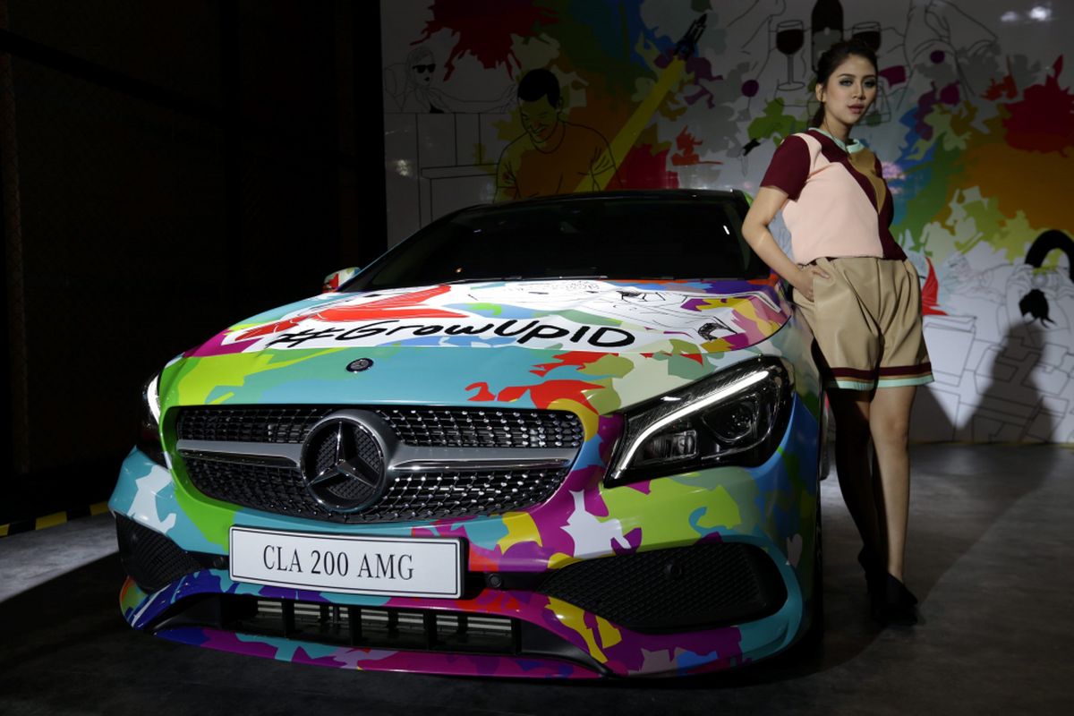 Sales promotion girl berpose di samping Mercedes-Benz CLA 200 AMG saat ajang Indonesia International Motor Show (IIMS) 2017 di JI Expo, Kemayoran, Jakarta, Jumat (28/4/2017).