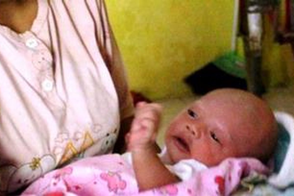 Bayi laki-laki berumur sekitar 2 minggu yang dibuang ibunya di Semarang, Jawa Tengah, Rabu (27/4)  dini hari, karena ingin menjadi TKI di Arab Saudi.