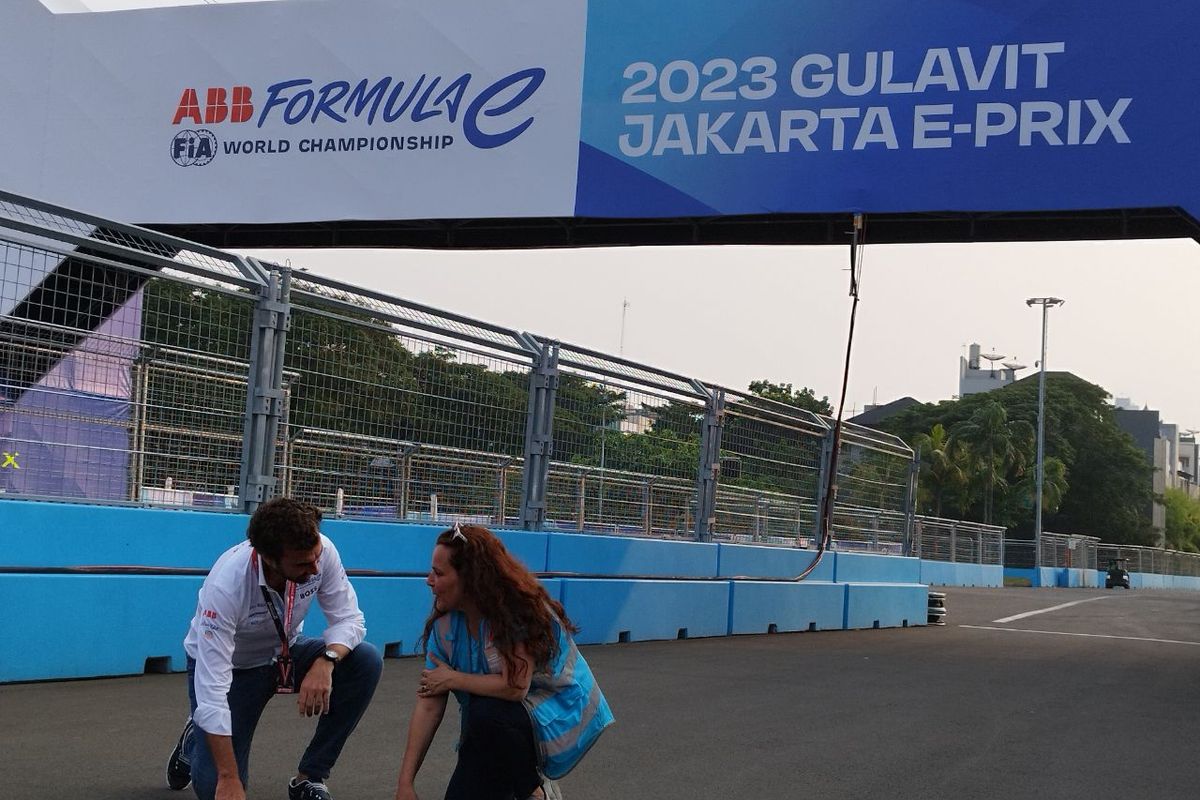Co-founder Formula E Alberto Longo tinjau Jakarta International E-Prix Circuit (JIEC) di Ancol, Jakarta Utara, Selasa (30/5/2023). (KOMPAS.com/XENA OLIVIA)