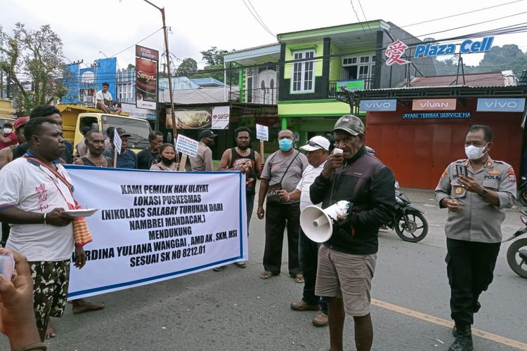 Niko Salabay pemilik tanah Puskesmas Wosi Kelurahan Wosi Distrik Manokwari Barat Manokwari saat berorasi di jalan Esau Sesa