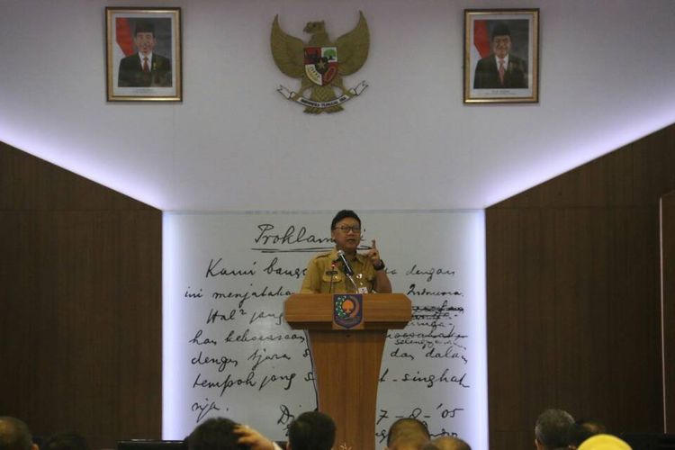 Menteri Dalam Negeri RI, Tjahjo Kumolo, Saat Memberikan Pengarahan di kantor Badan Pengembangan Sumber Daya Manusia (BPSDM), Kemendagri, Jalan Taman Makam Pahlawan Nomor 8, Jakarta Selatan, Senin (22/5/2017).