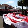 Bendera Merah Putih 14,9 Km Dibentangkan di Grahadi Saat Upacara HUT Ke-80 RI
