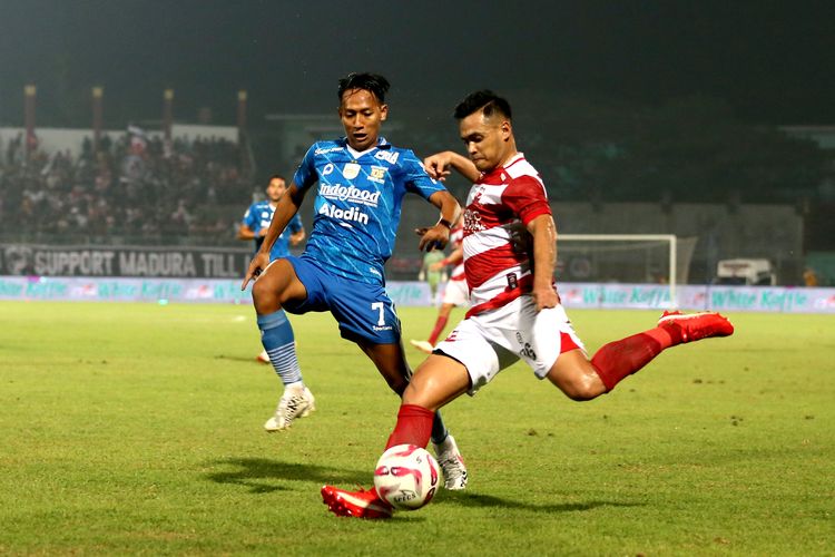 Pemain Madura United Novan Setyo dijaga ketat pemain Persib Bandung Beckham Putra saat leg kedua final Championship Series Liga 1 2023-2024 yang berakhir dengan skor 1-3 di Stadion Gelora Bangkalan, Jumat (31/5/2024) malam. Persib berhasil meraih juara liga musim ini dengan agregat 6-1.