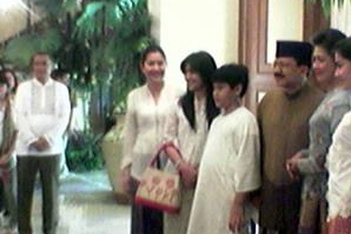 Gubernur DKI Jakarta, Fauzi Bowo, dan istri memenuhi permintaan foto bersama (kanan). Sementara di sebelah kiri masih terdapat antrian pengunjung.