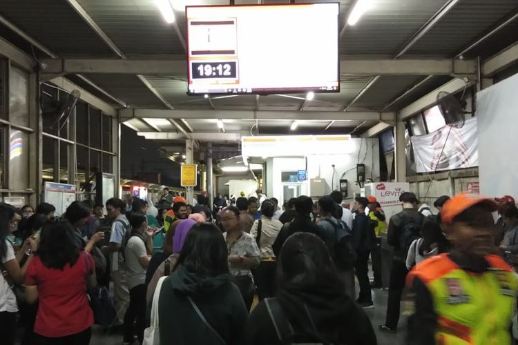 Penumpukan penumpang di Stasiun Karet pada Selasa (29/10/2019) malam karena KRL yang tertahan akibat tawuran di Stasiun Manggarai.