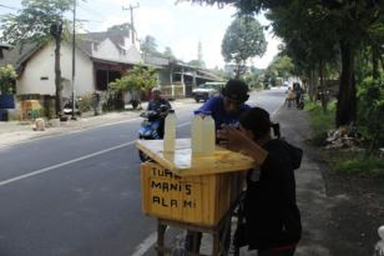 Penjual tuak manis di Jalan Bilasundung, Desa Bilasundung, Kecamatan Masbagik, Lombok Timur, Nusa Tenggara, Rabu (18/3/2015). Tuak manis adalah minuman tradisional khas Lombok yang terbuat dari olahan pohon beluluk.