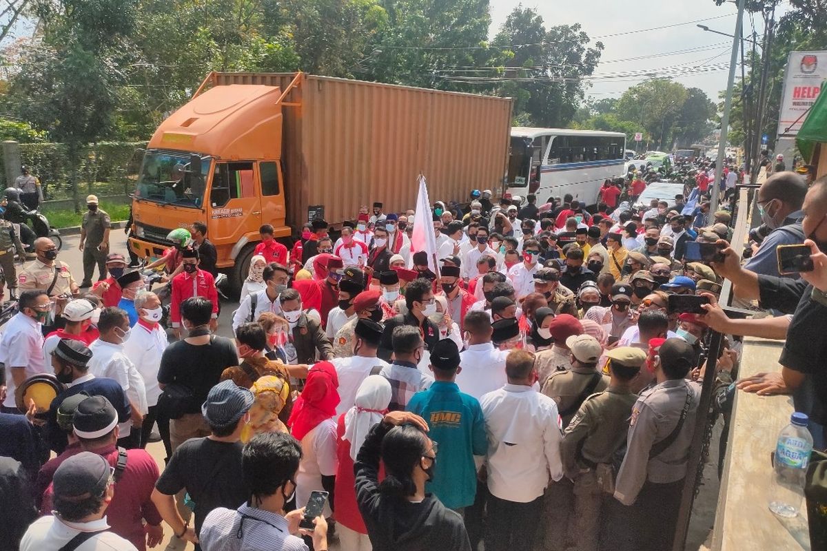 Sejumlah relawan pendukung bakal pasangan calon Wali kota dan wakil wali kota Tangerang Selatan Muhamad dan Rahayu Saraswati Djojohadikusumo di depan Gedung KPU Tangsel, Jumat (4/9/2020)