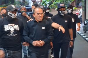 Tangan Diborgol, Begini Tampang AKP Deky Setiba di Bareskrim Usai Dipecat dari Polri