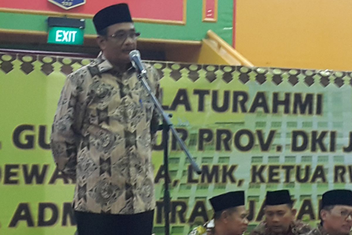 Pelaksana Tugas Gubernur DKI Jakarta Djarot Saiful Hidayat memberikan sambutan dalam acara silaturahmi lembaga kemasyarakatan se-Jakarta Selatan di GOR Soemantri Brodjonegoro, Kuningan, Jakarta Selatan, Selasa (13/6/2017).