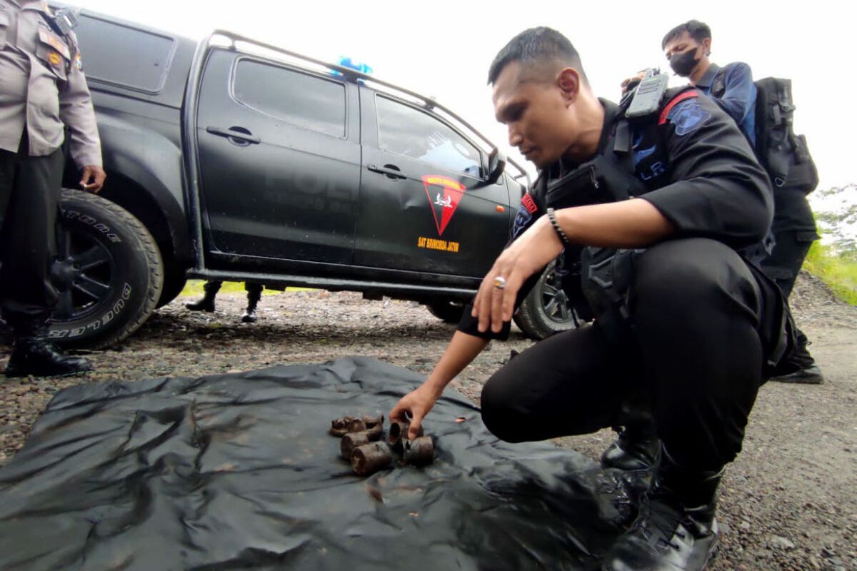 Anggota Tim Jihandak Polda Jatim memperlihatkan sisa pemusnahan dari 26 granat di sekitar aliran lahar Gunung Kelud, Sungai Gladak di Kecamatan Nglegok, Kabupaten Blitar, Sabtu (12/11/2022)