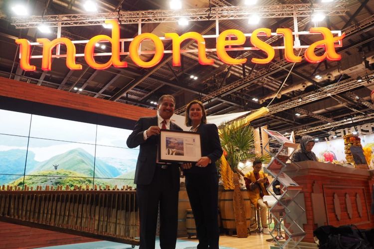 Menteri Pariwisata Arief Yahya menerima penghargaan Indonesia sebagai Top 10 Negara Terbaik Untuk Dikunjungi Tahun 2019 dari Lonely Planet, di booth Wonderful Indonesia saat World Travel Market (WTM) 2018 London, Selasa (6/11/2018).