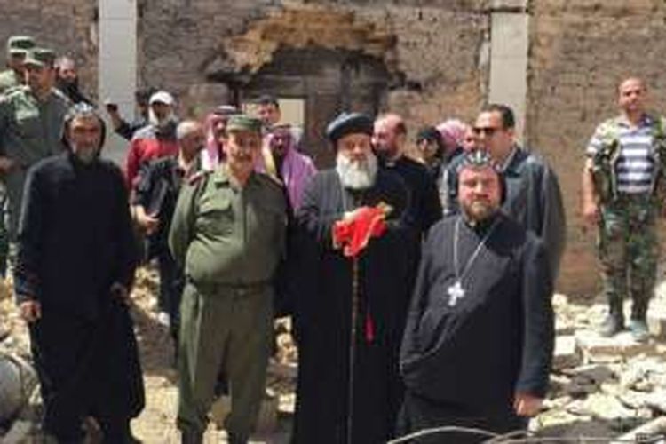 Kepala Gereja Ortodok Suriah, Patriarch Ignatius Aphrem II bersama warga Kristen di Kota Al-Qaryatain, Suriah 