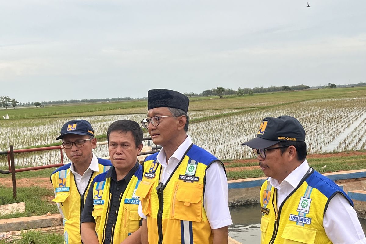 Menteri Pekerjaan Umum (PU) Dody Hanggodo, Direktur Jenderal (Dirjen) Sumber Daya Air (SDA) Kementerian PU Bob Arthur Lombogia, dan jajaran lainnya saat mengunjungi Jaringan Irigasi Jengkol di Kabupaten Subang, Provinsi Jawa Barat, Sabtu (14/12/2024).