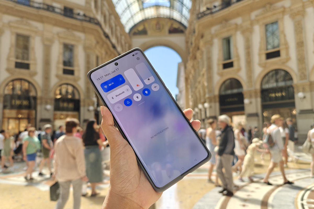 Ilustrasi kecerahan layar Realme GT 6 yang dioptimalkan sampai 6.000 nit
