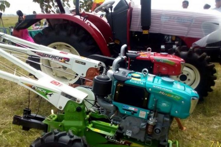 Deretan alat pertanian bermesin mulai dari traktor tangan, mesin penanam, traktor pembajak sawah hingga mesin pemanen padi. Provinsi Jawa Timur mendapat 3.000 traktor dari Kementerian Pertanian. Penyimpanan traktor-traktor ada di Kabupaten Ngawi. Nantinya, traktor-traktor disebar ke seluruh Provinsi Jawa Timur.

