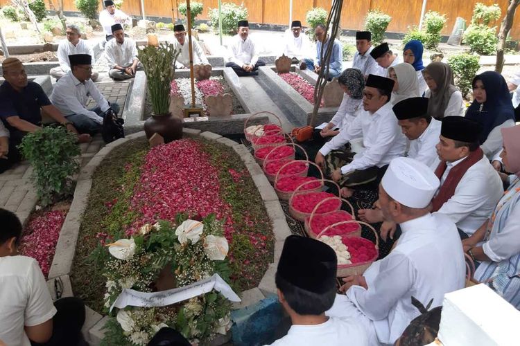Peziarah banjiri komplek makam Pesantren Tebuireng Jombang, Jawa Timur, Sabtu (8/2/2020).