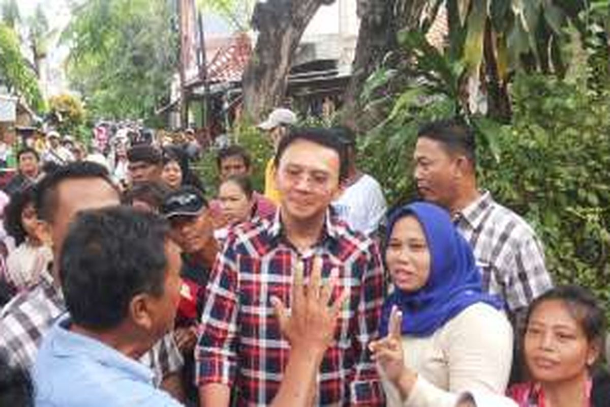 Calon gubernur DKI Jakarta nomor dua, Basuki Tjahaja Purnama alias Ahok saat berkunjung kawasan Serdang, Kemayoran, Jakarta Pusat, Selasa (1/11/2016).