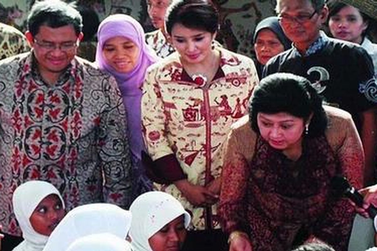 Ny Ani Yudhoyono, Selasa (9/2/2010) sore, berbincang-bincang dan menyaksikan anak-anak membatik di Trusmi, sebuah desa di Cirebon yang memproduksi batik. Ny Ani dan Ny Herawati Boediono datang ke Cirebon menggunakan Kereta Api Luar Biasa bersama para istri menteri.