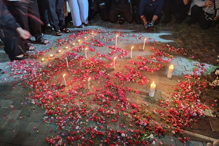 Penampakan taburan bunga di area Stasiun Bekasi Timur sebagai bentuk penghormatan kepada para korban tragedi tabrakan KA Argo Bromo Anggrek dengan KRL Jakarta–Cikarang, Kamis (30/4/2026) malam.