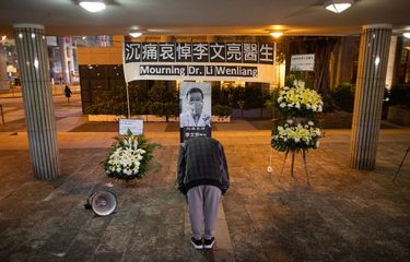 Warga China memberi penghormatan terakhir untuk Dr Li Wenliang, 7 Februari 2020. Dr Li merupakan salah satu orang yang mengeluarkan peringatan dini terkait bahaya virus corona, tetapi justru dibungkam polisi.