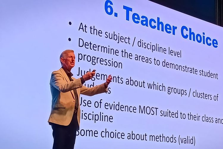 Gerard Calnin, The Education University of Hong Kong dalam konferensi internasional yang digelar Cambridge International di Bali (9/12/2019).