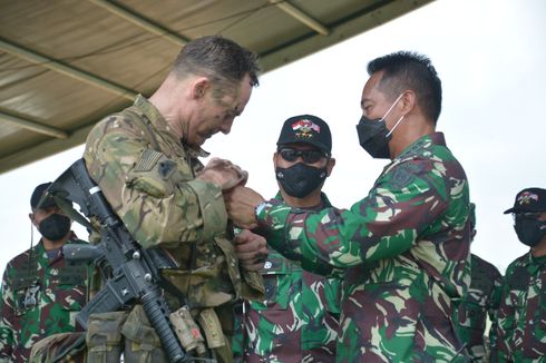 569 Penerjun dari TNI AD-US Army Mengudara di Baturaja