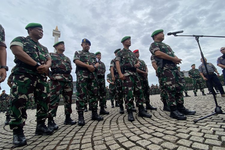 Kepala Staf Angkatan Darat (KSAD) Jenderal Dudung Abdurachman (kanan) usai memimpin Apel Gelar Pasukan Tahun 2022 yang diikuti 3.451 prajurit di Lapangan Monas, Jakarta, Rabu (26/10/2022) siang.