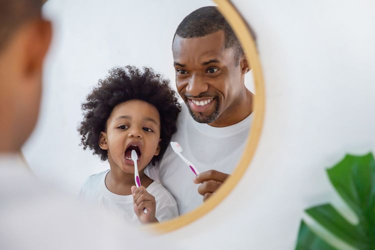 Ilustrasi usia yang baik untuk mengenalkan sikat gigi pada anak.