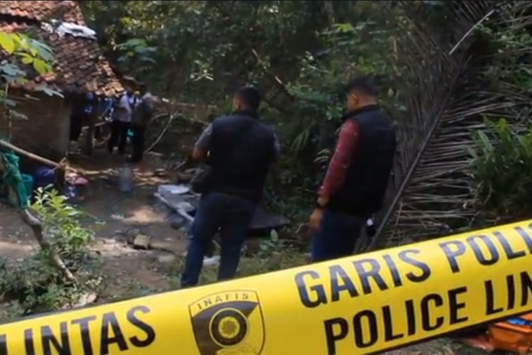 Polisi sedang melakukan olah TKP kasus pembunuhan ayah oleh anak kandungnya di Kebumen pada Rabu (19/6/2024)