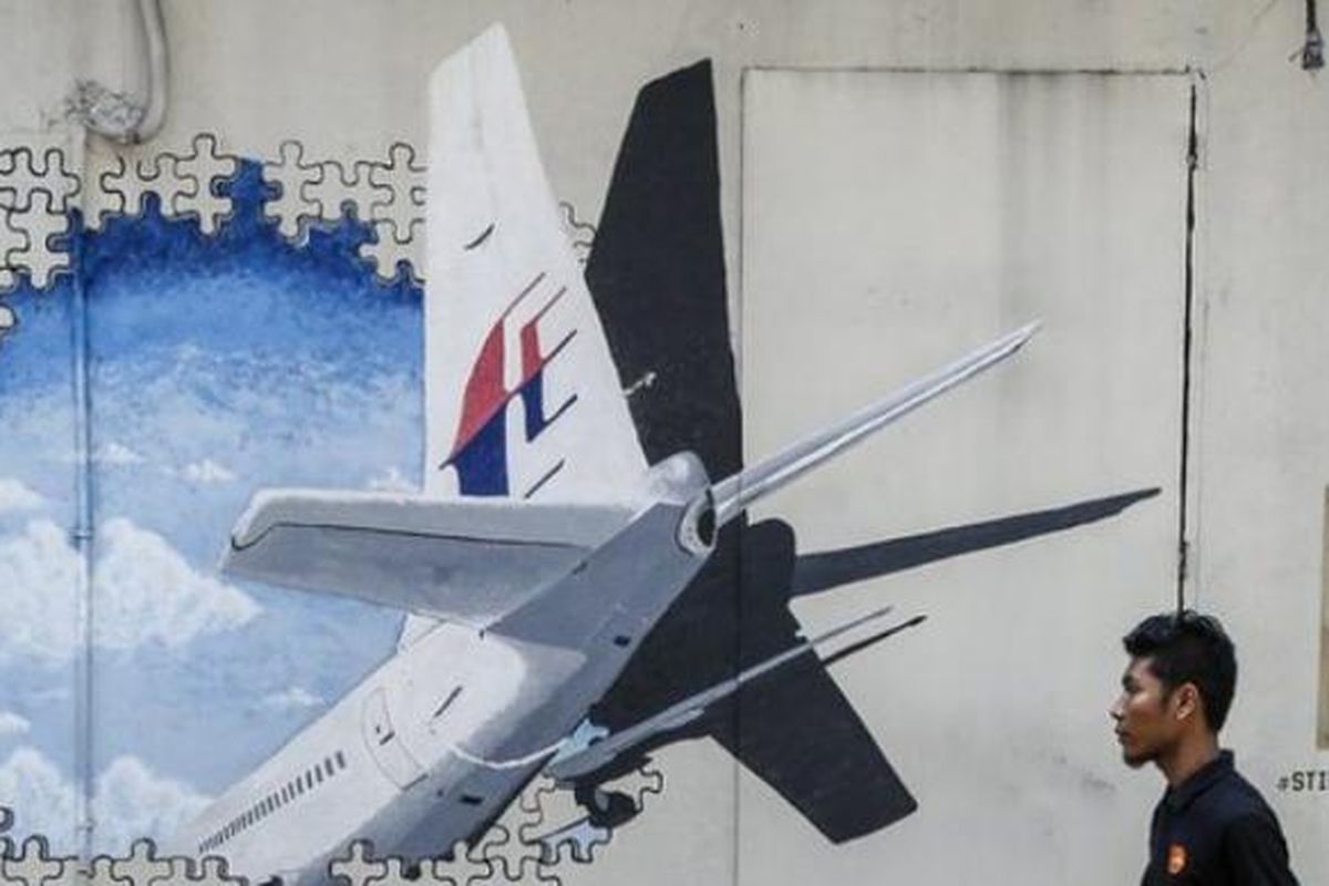 Sebuah mural untuk mengenang tragedi hilangnya Malaysia Airlines MH370 di pinggiran kota Kuala Lumpur, Malaysia.