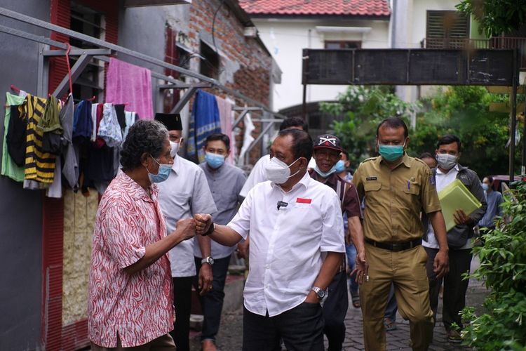 Wakil Wali Kota Surabaya Armuji saat mendatangi dua rumah warga penerima manfaat bedah rumah di Dinoyo, Surabaya, Selasa (30/11/2021).