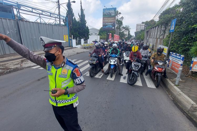 Polisi melakukan rekayasa lalu lintas di Lembang untik mengurai kemacetan, Jumat (6/5/2022).