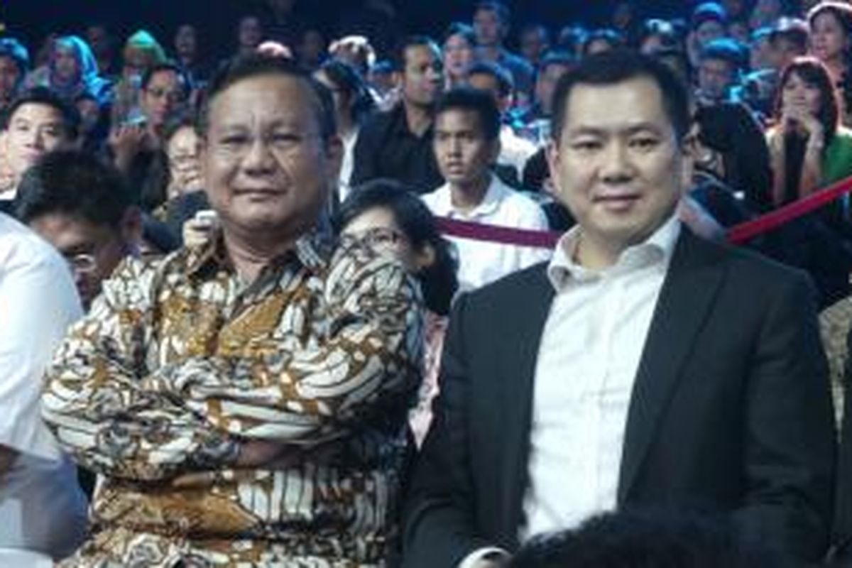 Bakal calon presiden dan Ketua Dewan Pembina Partai Gerindra, Prabowo Subianto, bersama dengan tim suksesnya, Hary Tanoesoedibjo, hadir pada malam Result Show Indonesian Idol, Jumat (23/5/2014), di Hall D2 JIEXPO Kemayoran, Jakarta Pusat. 