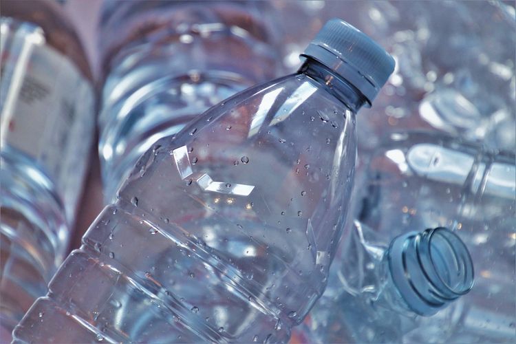 Kemasan botol plastik vs kaca, mana yang lebih ramah lingkungan?