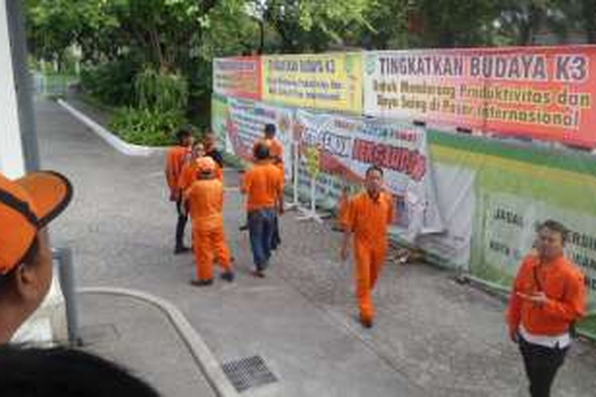 Sejumlah PHL dari Kecamatan Johar Baru mendatangi Balai Kota. Mereka mengadu kepada Plt Gubernur DKI Sumarsono karena kontrak mereka tak lagi diperpanjang, Selasa (17/1/2017)