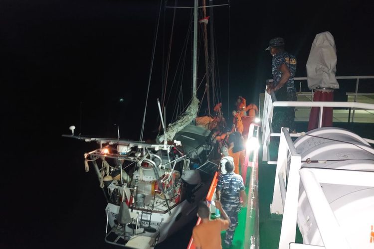 Tim SAR gabungan mengevakuasi dua warga negara Australia yang terombang ambing bersama kapal layar yang mereka tumpangi di peraiaran Pulau Teor, Kabupaten Seram Bagian Timur, Maluku, Jumat malam (1/4/2022)