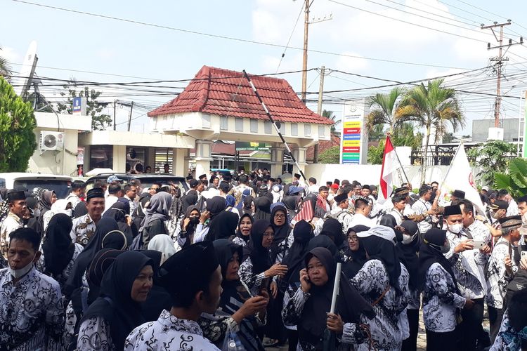 Ratusan guru di Musi Rawas menggelar aksi solidaritas meminta agar rekan mereka dilepaskan dari tuntutan atas dugaan penganiayaan terhadap siswanya di Pengadilan Lubuklinggau, Sumatera Selatan, Selasa (2/5/2023).