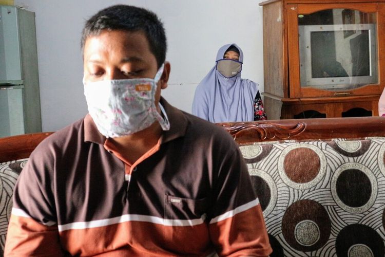BK (29) bersama sejumlah kerabatnya saat ditemui di rumahnya, Kamis (6/8/2020). BK adala suami dari pasien yang menjalani persalinan tanpa bantuan tenaga medis di salah satu rumah sakit di Kabupaten Jombang, Jawa Timur.