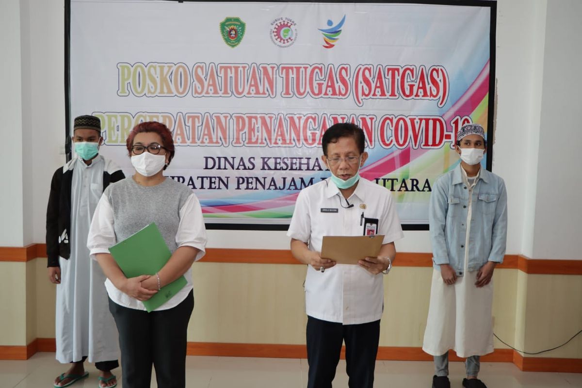 Kepala Dinas Kesehatan Kabupaten Penajam Paser Utara (PPU) yang juga Juru Bicara Gugus Tugas Percepatan Penanganan Covid19 Kabupaten PPU, dr. Arnold Wayong didampingi Direktur RSUD Ratu Aji Putri Botung, dr. Jense Grace Makisurat mengumumkan 2 pasien terkonfirmasi positif sembuh pada siaran pers di Dinas Kesehatan, Rabu (17/06/2020).