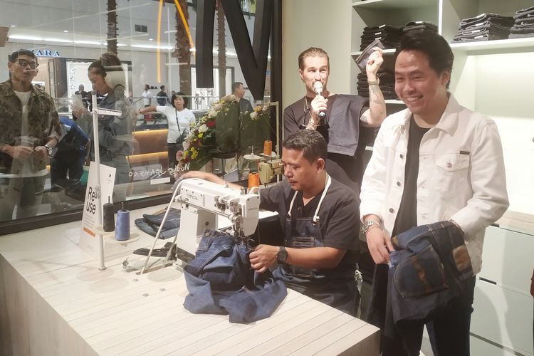 Layanan reparasi gratis seumur hidup di Nudie Jeans Repair Shop, Pondok Indah Mall, Jakarta Selatan.