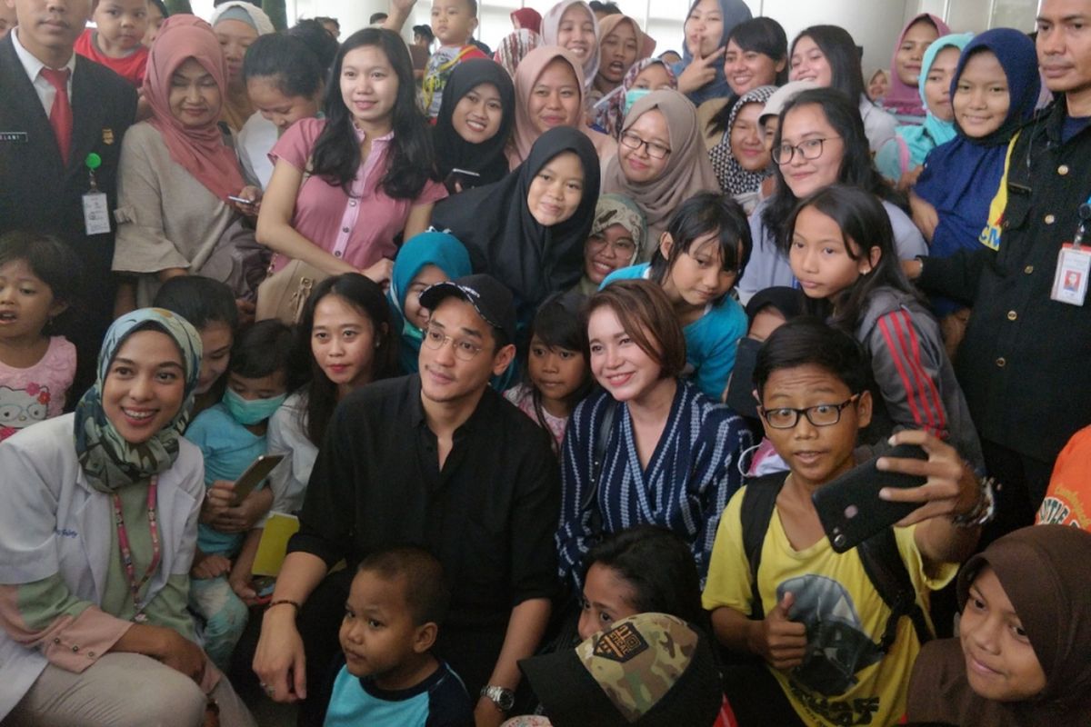 Afgansyah Reza rayakan ulang tahunnya yang ke-29 bersama para pasien anak-anak kurang mampu di Gedung Pusat Kesehatan Ibu Anak (PKIA) RSCM Kiara, Jakarta Pusat, Senin (28/5/2018).