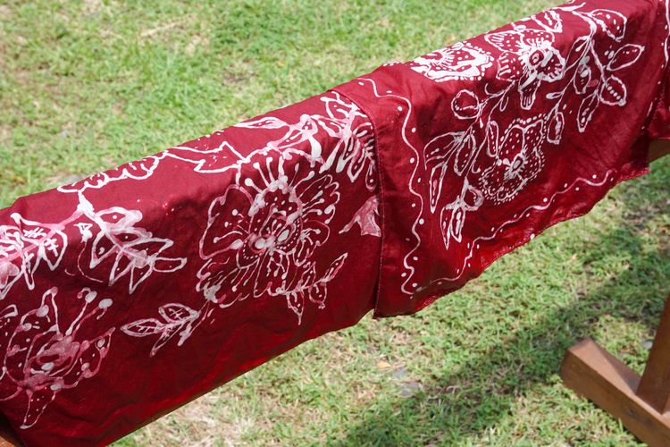 Beberapa kain batik hasil kegiatan belajar membatik yang dijemur di Kampung Batik Giriloyo, Yogyakarta, pada Jumat (17/12/2021).